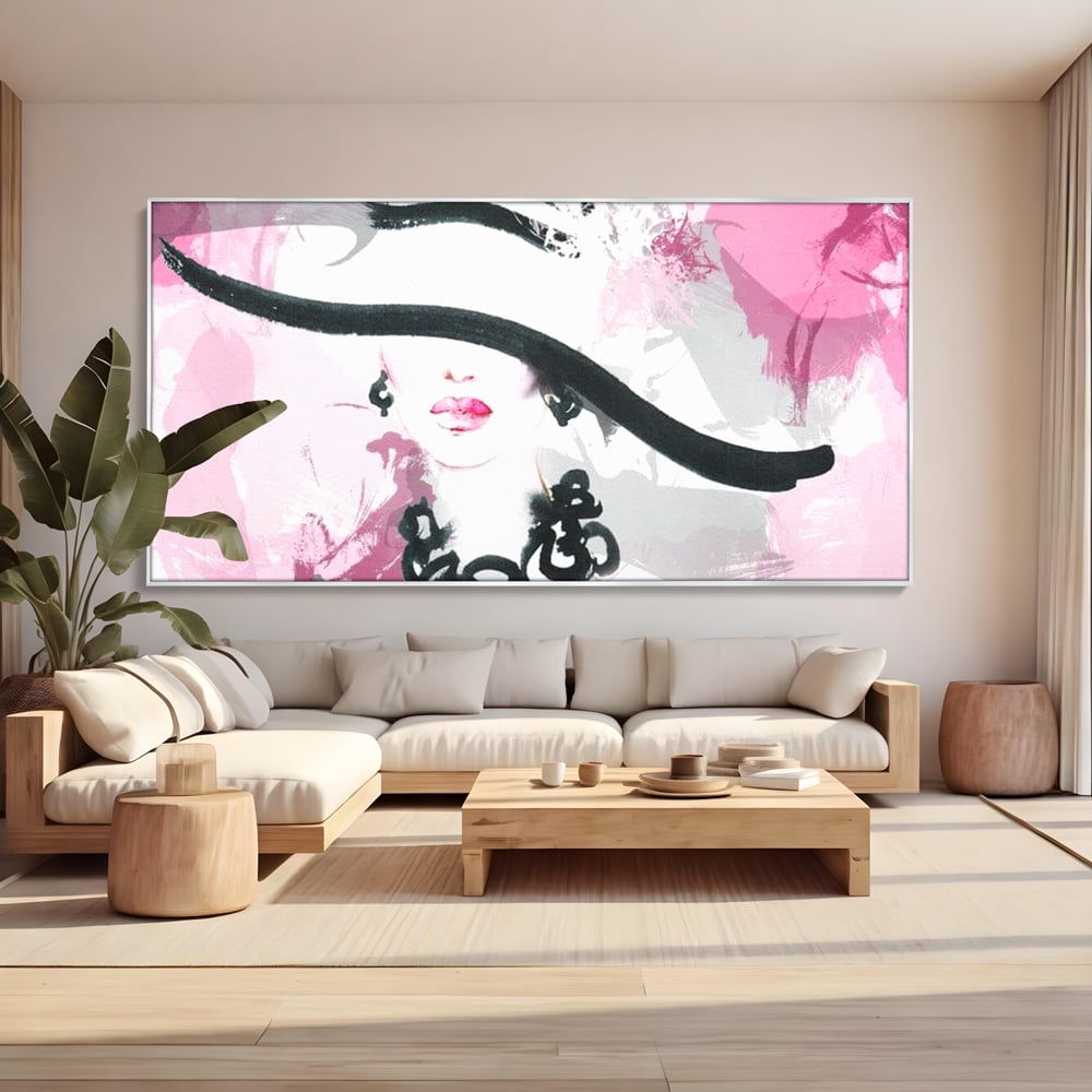 Tablou canvas cu ilustratie digitala cu femeie eleganta cu palarie si colier, in rama de aluminiu argintiu, pe perete intr-un living